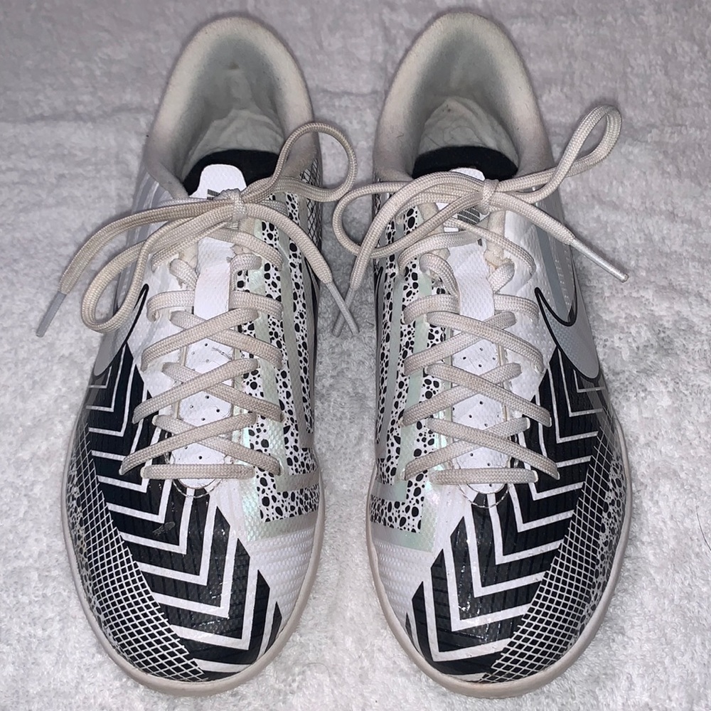 Nike MDS003 indoor soccer shoes, size 3.5 youth